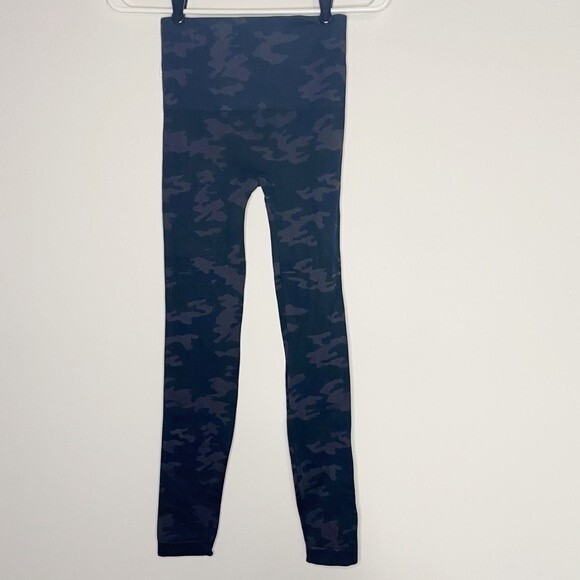 NWT Spanx Look At Me Now Seamless Leggings Black Camo Athleisure Size Small - Picture 7 of 13